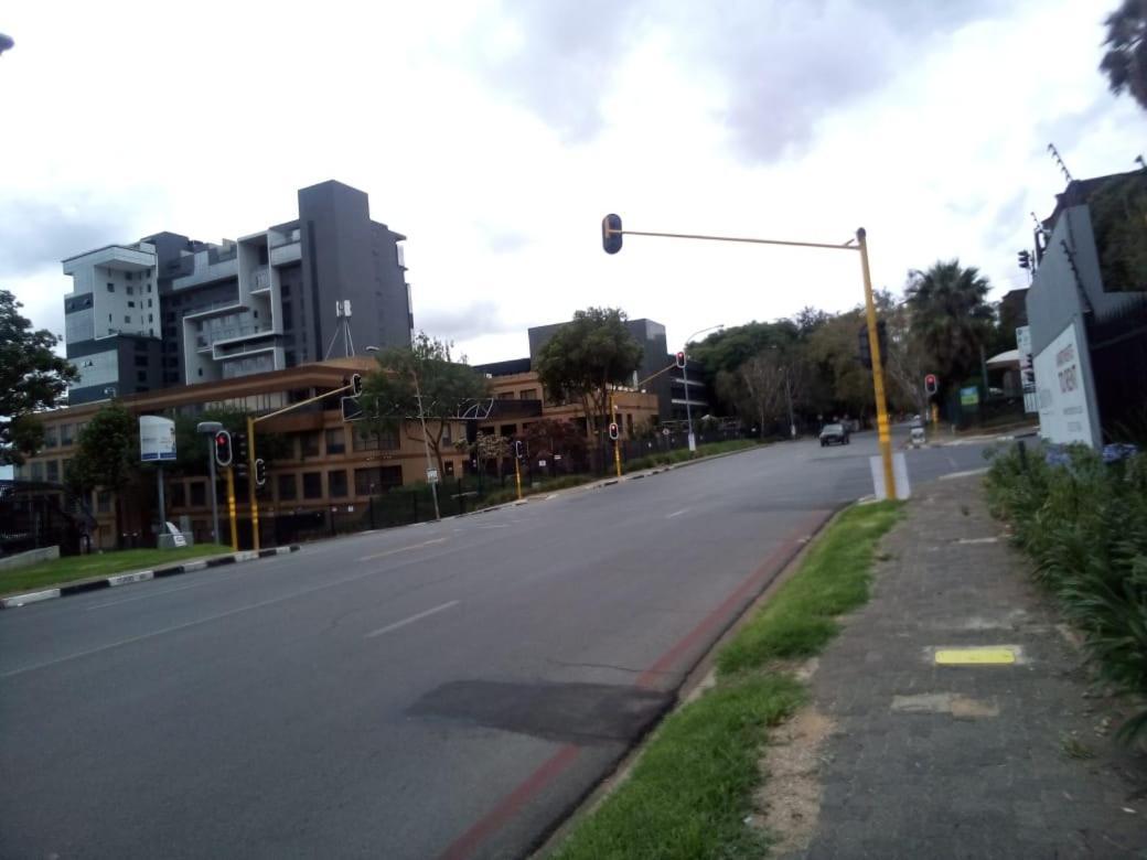 La One Rosebank Stay โจฮันเนสเบิร์ก ภายนอก รูปภาพ